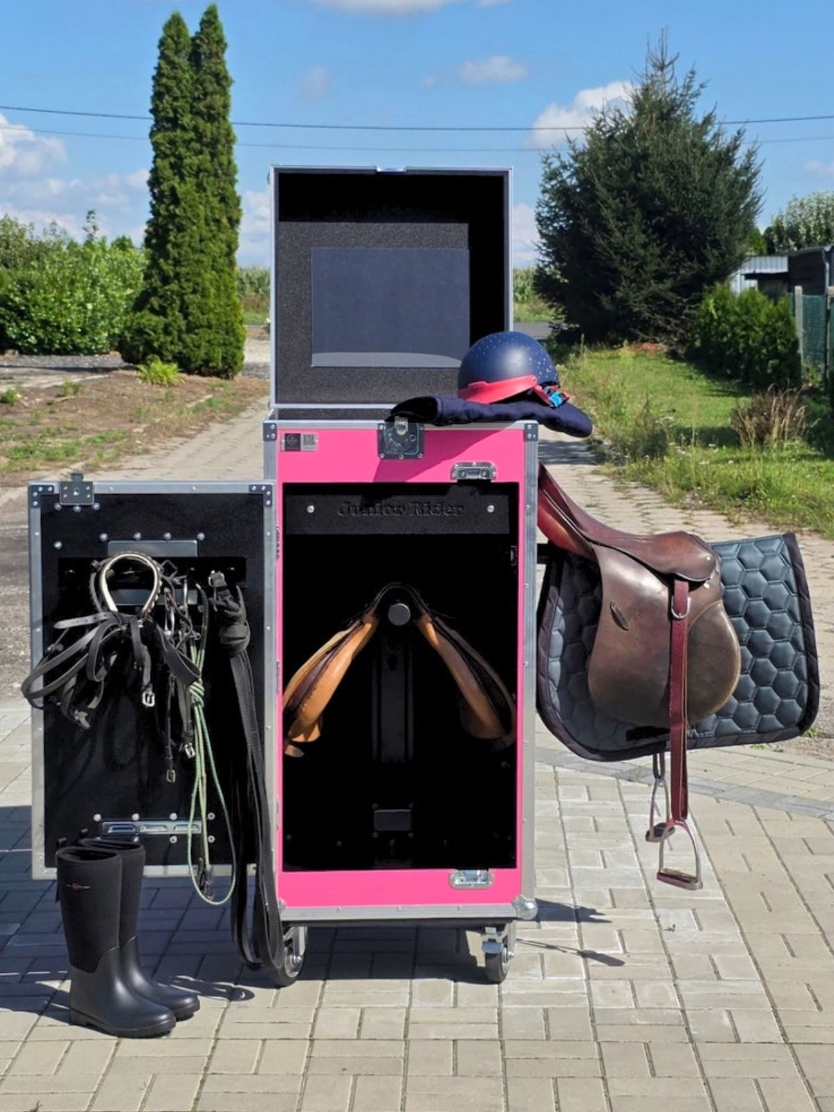 Otwarta różowa paka Cavlux Junior Rider z wyposażeniem i siodłem na bocznym wieszaku